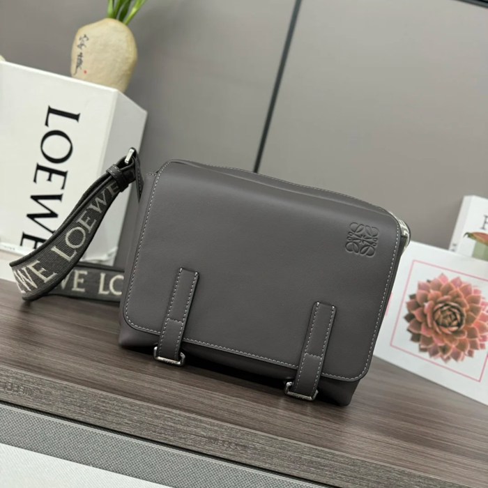LOEWE 11388 軍用メッセンジャー サイズ:24.5x18x10.5cm