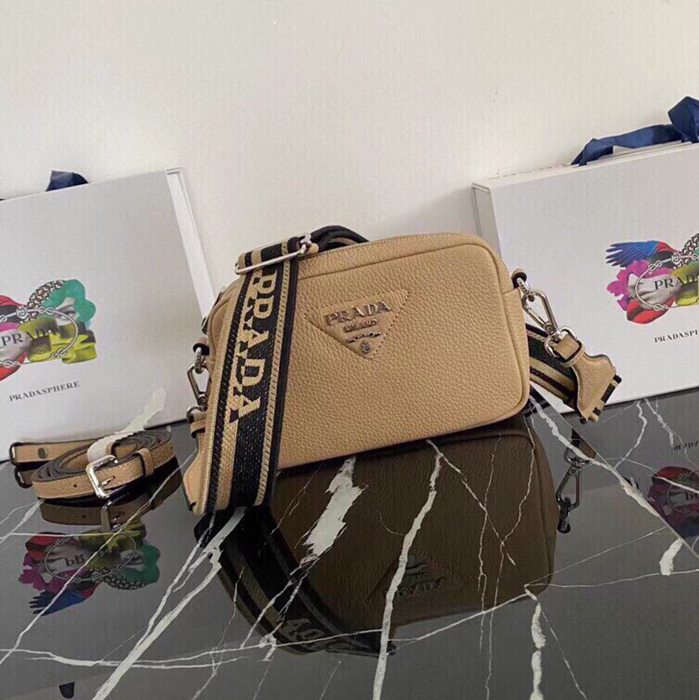 PRADA 1BH192 ダブルストラップ 小 サイズ:19x12cm