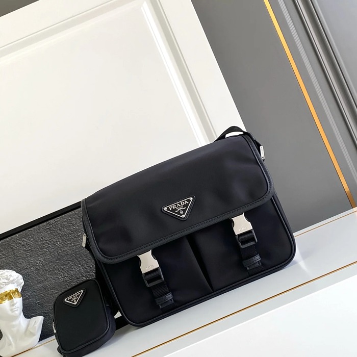 PRADA 2VD769 ナイロンメッセンジャー サイズ:26x20x10cm