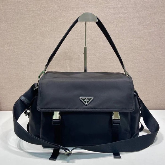 PRADA 2VD082 エクスプローラーナイロンメッセンジャー サイズ:42x22x20cm