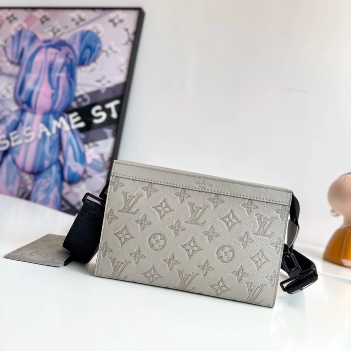LOUIS VUITTON M81115 ガストンウェアラブルウォレット サイズ:22x14.5x4.5cm