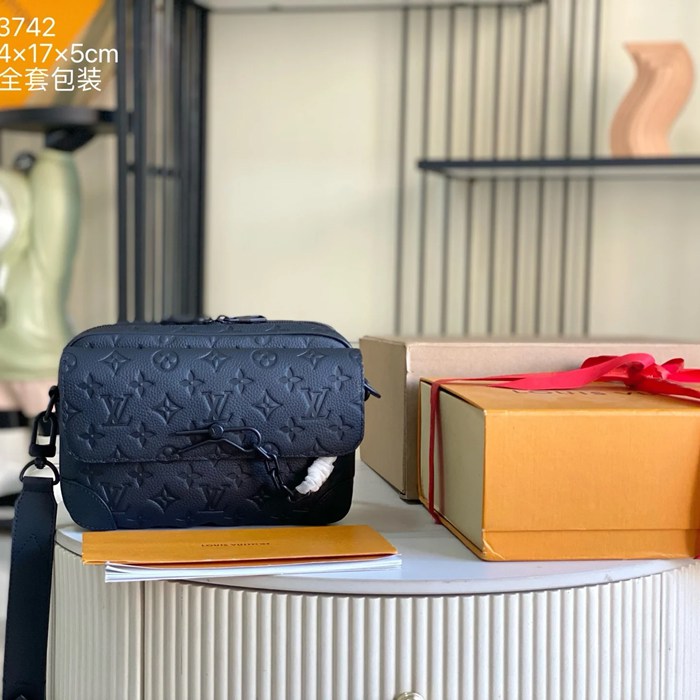 LOUIS VUITTON M23742 イタリアA級レザー斜め掛け サイズ:24x17cm