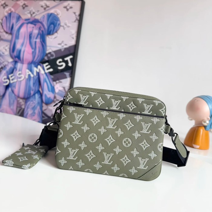 LOUIS VUITTON M12490 キャンバスメッセンジャー トリオ サイズ:25x18.5cm