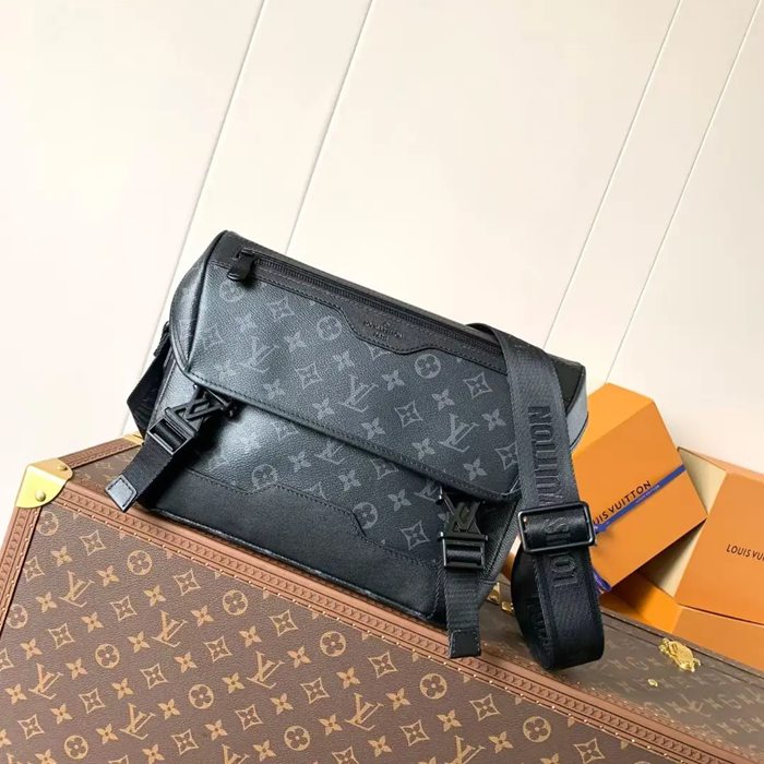 LOUIS VUITTON M12517 メッセンジャー ボヤジャー サイズ:33x22.5x11cm