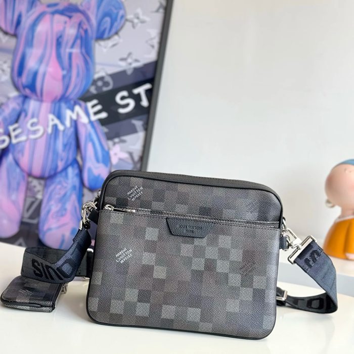 LOUIS VUITTON M28602 ダモフラージュメッセンジャー サイズ:25x18.5cm