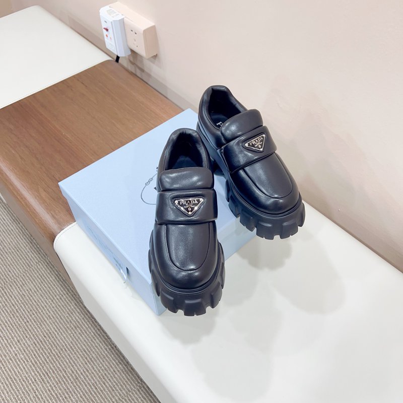 【PRADA】スニーカーレディース