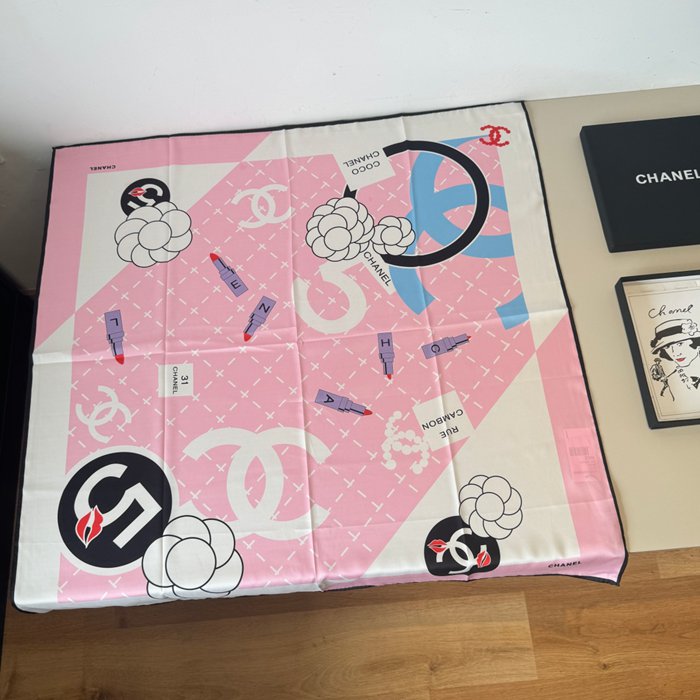 シャネル 新作。シャネルNo.5スカーフ。シルクスカーフ 90x90cm
