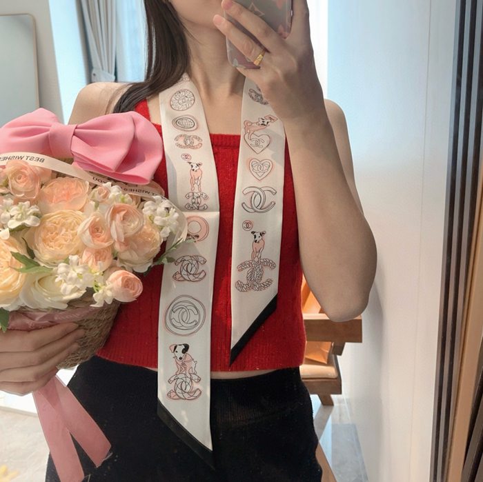 シャネル ツイリー小スカーフ。100％シルク 120 6cm