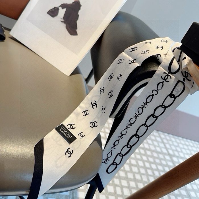 シャネル ツイリー小スカーフ。100％シルク 120 6cm