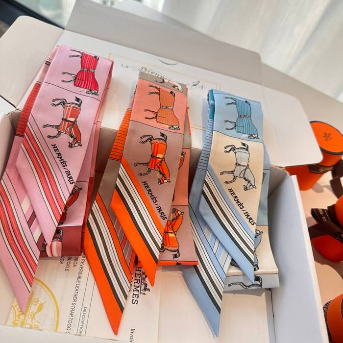 エルメス 新作ツイリー。18ムーメンシルク。両面。100％シルク 5X86cm