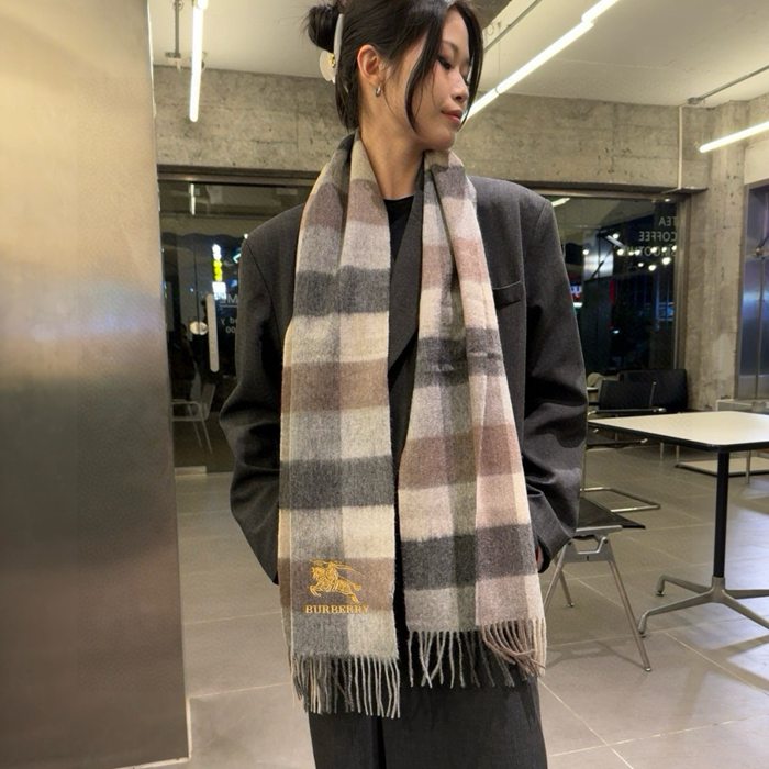 バーバリー 刺繍スカーフ。100％ウール 32x180cm