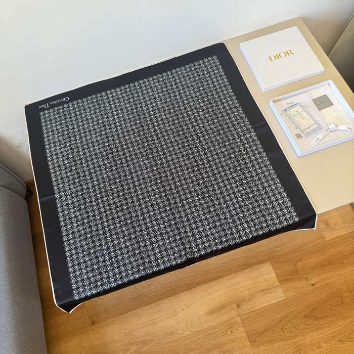ディオール 新作90cmシルクスカーフ 90x90cm
