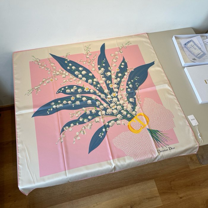 ディオール シルクスカーフ。鈴蘭花束 90X90cm