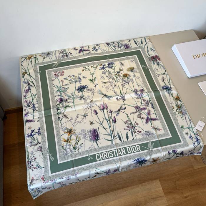 ディオール 新作シルクスカーフ。フラワーシリーズ 90x90cm
