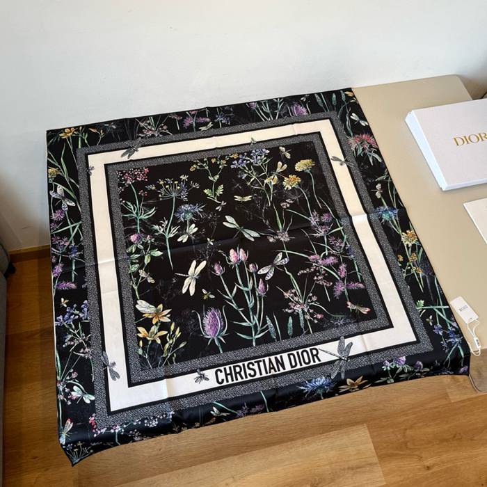 ディオール 新作シルクスカーフ。フラワーシリーズ 90x90cm