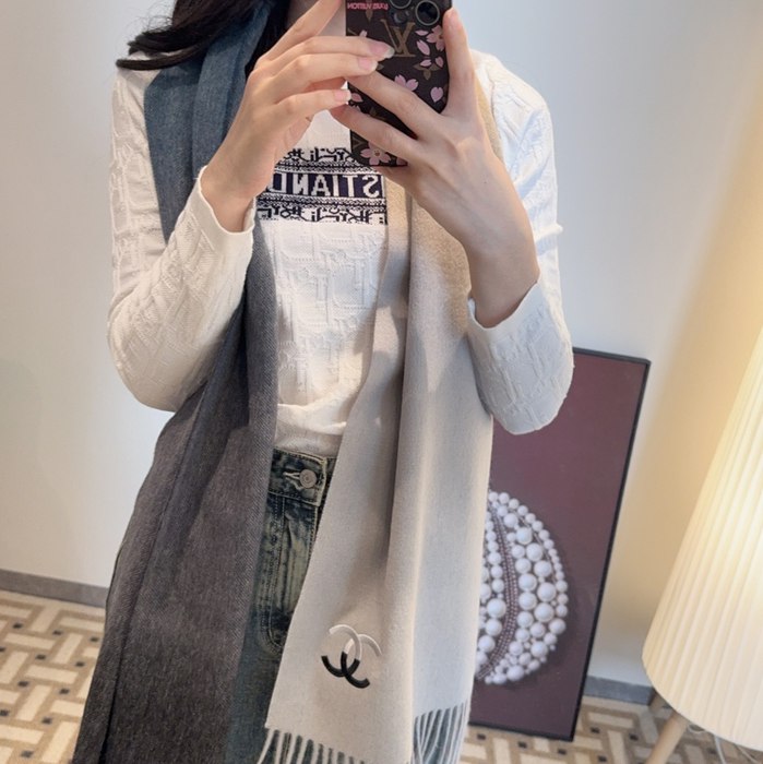 シャネル めったに見ない優しい色合い。グラデーション 35 x 180cm