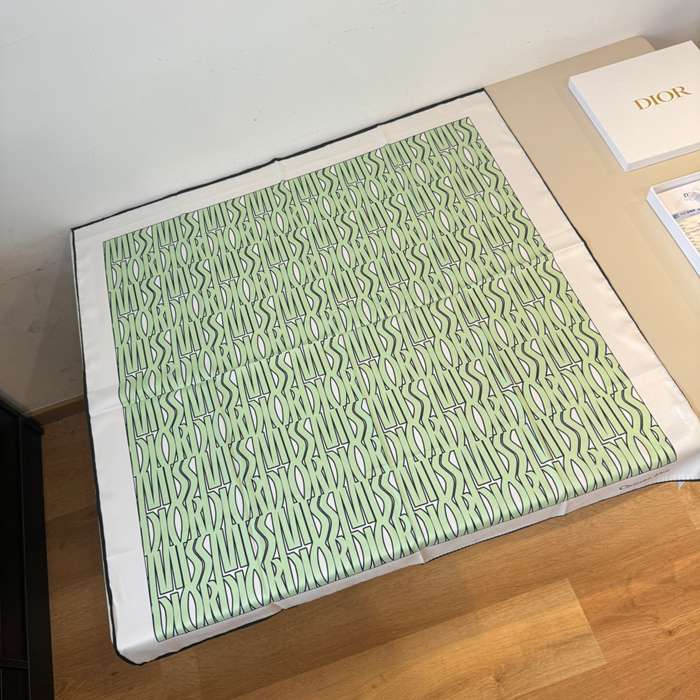 ディオール 新作90cmシルクスカーフ 90x90cm
