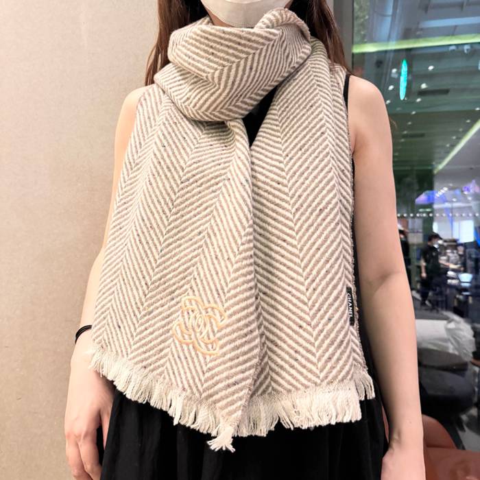 シャネル 新作。スコットランド産トップ級メリノウール。100％ウール 38x200