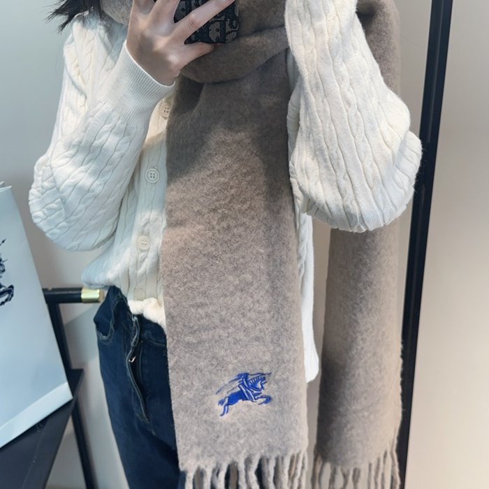 バーバリー 新作モヘアスカーフ。50％モヘア、48％ウール、2％ナイロン 40x185