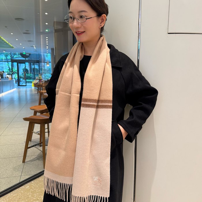 ロエベ めったに見ない優しい色合い。両面配色 35x 190cm