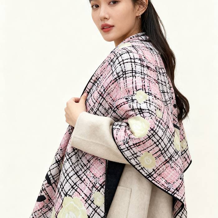 シャネル 25年秋冬新作。ツイード風とカメリア。140両面シルクベロアストール 135x135cm