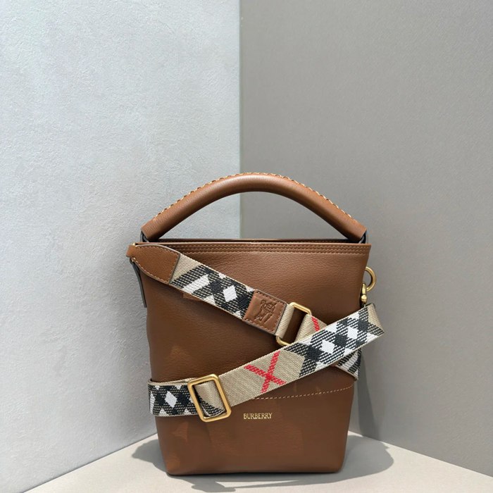 BURBERRY 5941 カーフスキン ベージュ 斜め掛けバッグ クラシックチェック 22x21cm サイズ:22x21cm