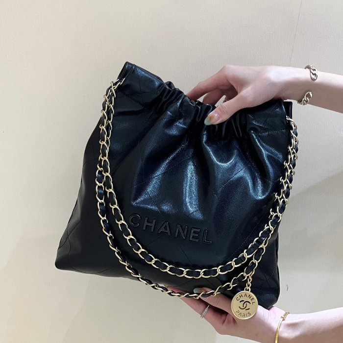 CHANEL カーフレザー ブラック×ゴールド クラシック ファッショナブル 37×35×7cm サイズ:37×35×7cm