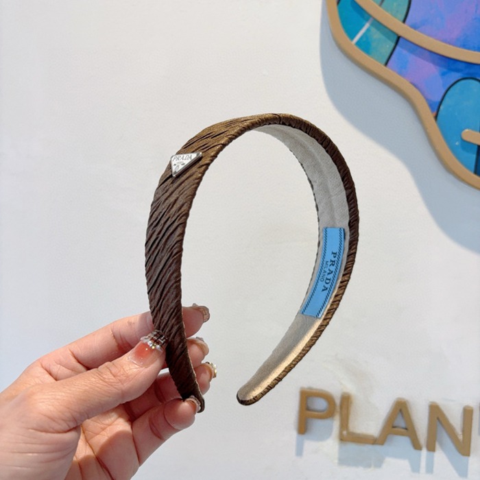 プラダ スタイル ヘアバンド レター