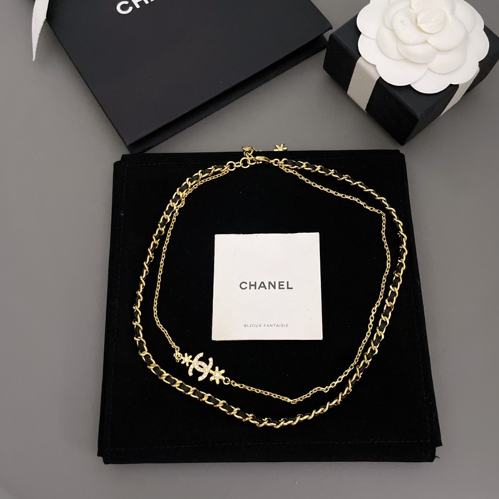 ネックレス C ダブルフラワーレザーチョーカー — ヴィンテージ感あふれるゴールドフラワー、職人技光る