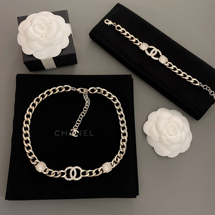 ネックレス C スクエアダイヤモンドネックレス（チョーカー兼用）— シャイニーなスワロフスキー、上品で存在感抜群