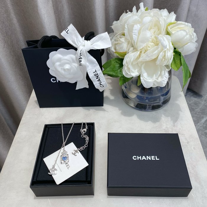 ネックレス ブルー香水瓶×ハートネックレス（流蘇付き）— 清爽なブルー、海色の輝き、上品で涼やか