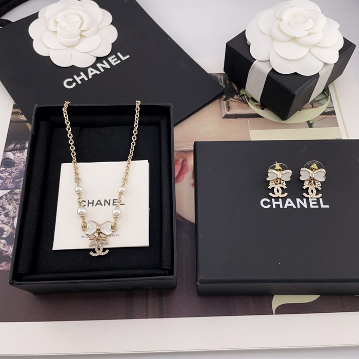 ネックレス C リボン×ダブルCネックレス — 可憐なリボン、長さ調整可、フェミニンで可憐