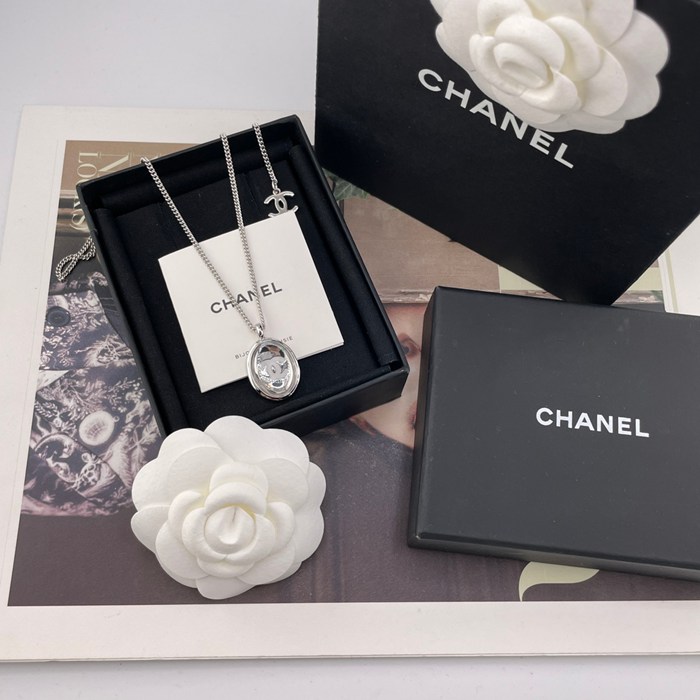 ネックレス C オーバルシルバーミラーネックレス — Jennie着用モデル、白エナメル×凹凸ミラー感、カジュアルから通勤まで