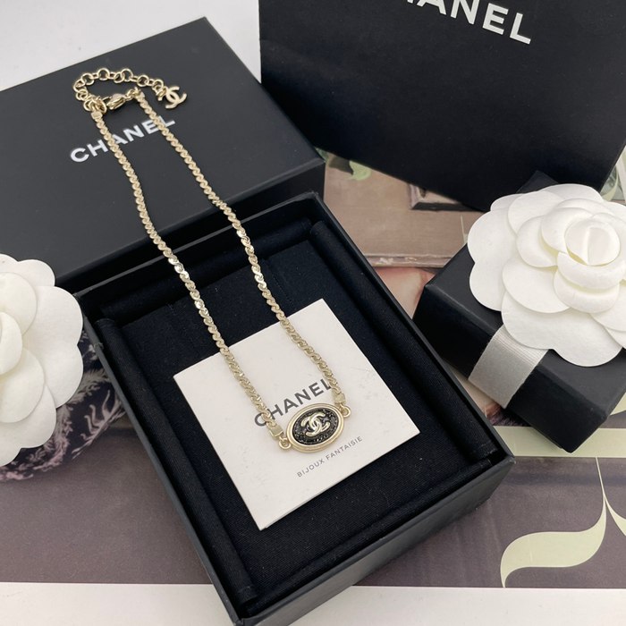 ネックレス C オーバルブラックストーン×クリスタルネックレス — 黒石にゴールドラメ入り、ダブルC埋め込み、特別注文チェーン採