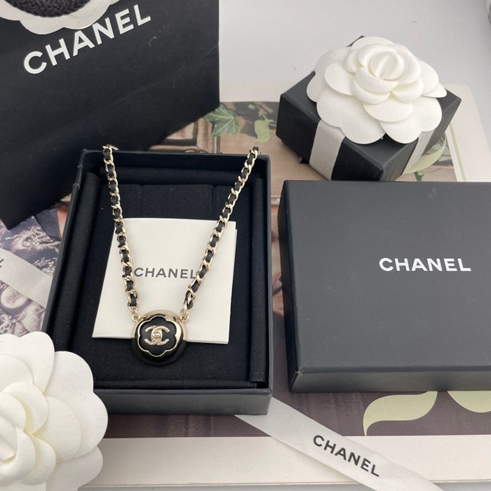 ネックレス C ブラックレザー×カメリア半球チョーカー — 25A手工坊シリーズ、ダブルC×レザー×チェーンのミックスデザイン、