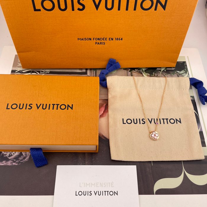 ネックレス L ラウンド四葉のクローバー七夕限定ネックレス — 真金真珠対応可、天然ピンクサファイア×ピンク貝、特殊な凹凸形状と