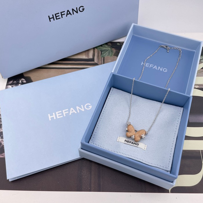 ネックレス HF スターリングウッド×バタフライネックレス — 榛の木を使用、蝶の羽根は手彫り、木目は1点もの、小花にはジルコニ