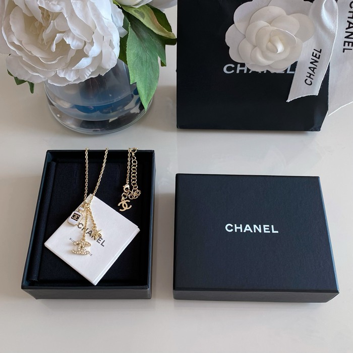 ネックレス 香水瓶×海星モチーフネックレス（25早春）— 滿鑽ダブルC、配色にこだわり、可愛らしく上品