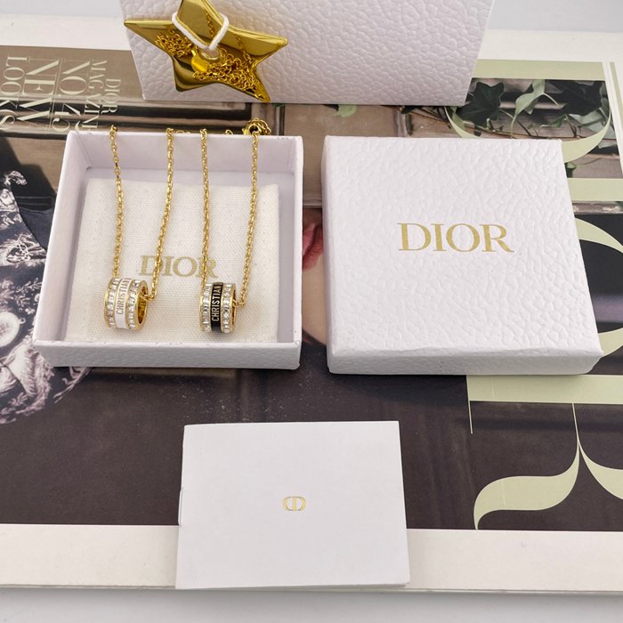 ネックレス D スクエアダイヤ×エナメルアルファベットネックレス — ブラック／ホワイト、職人手彫り、クラシックと革新の融合