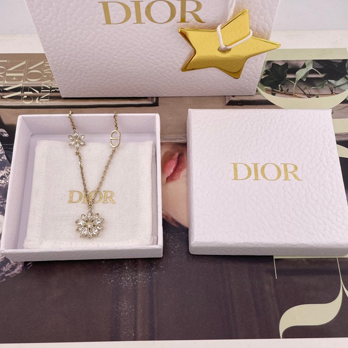 ネックレス D 滿鑽大小デイジーマルチモチーフネックレス — 26早春最新作、マキシダイヤ×イエローダイヤ、春らしい華やかさ