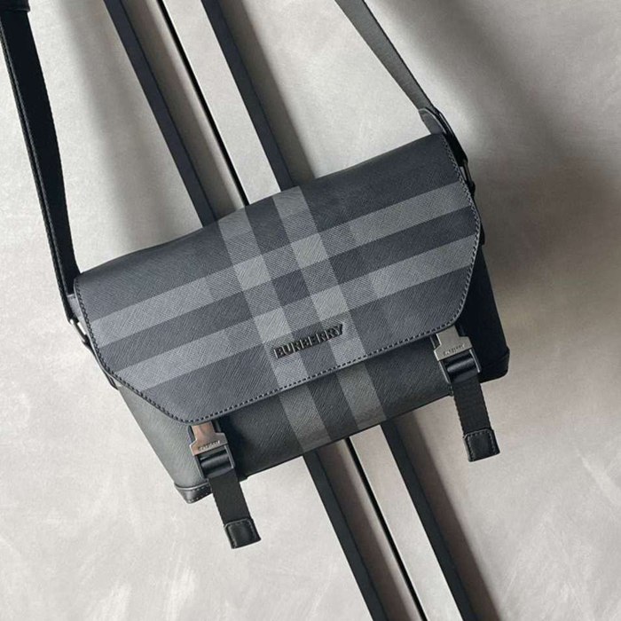 BURBERRY メッセンジャーバッグ チャコールチェック メンズ 29×17.5×8.5cm