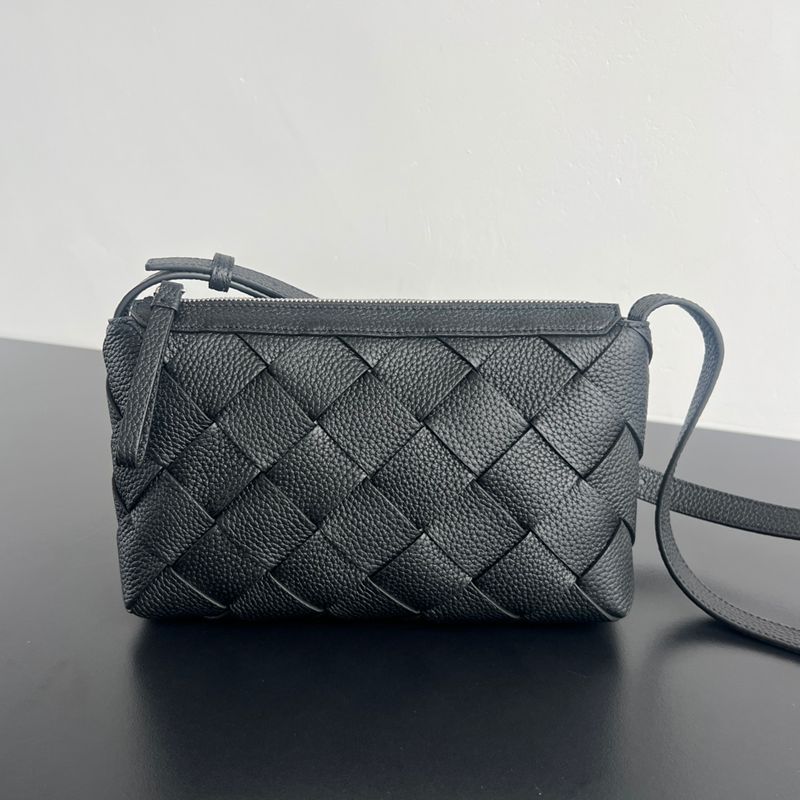 BOTTEGA VENETA ディアゴ イントレチャート ショルダーバッグ メンズ 25×15×5cm
