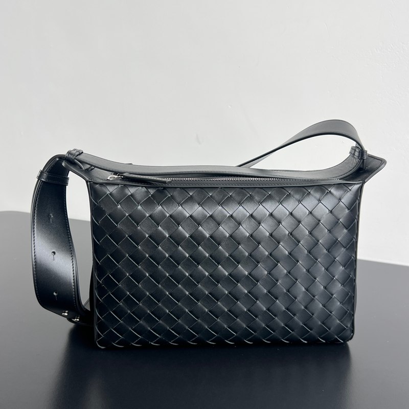 BOTTEGA VENETA トリベカ レザー ランチバッグ メンズ 30.5×20×9cm