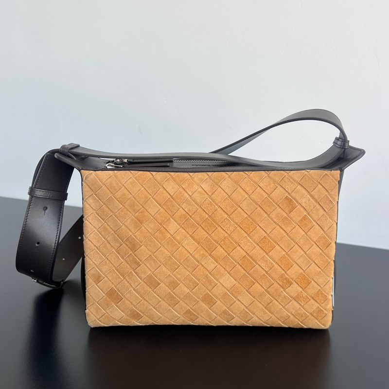 BOTTEGA VENETA トリベカ スエード ランチバッグ メンズ 30.5×20×9cm