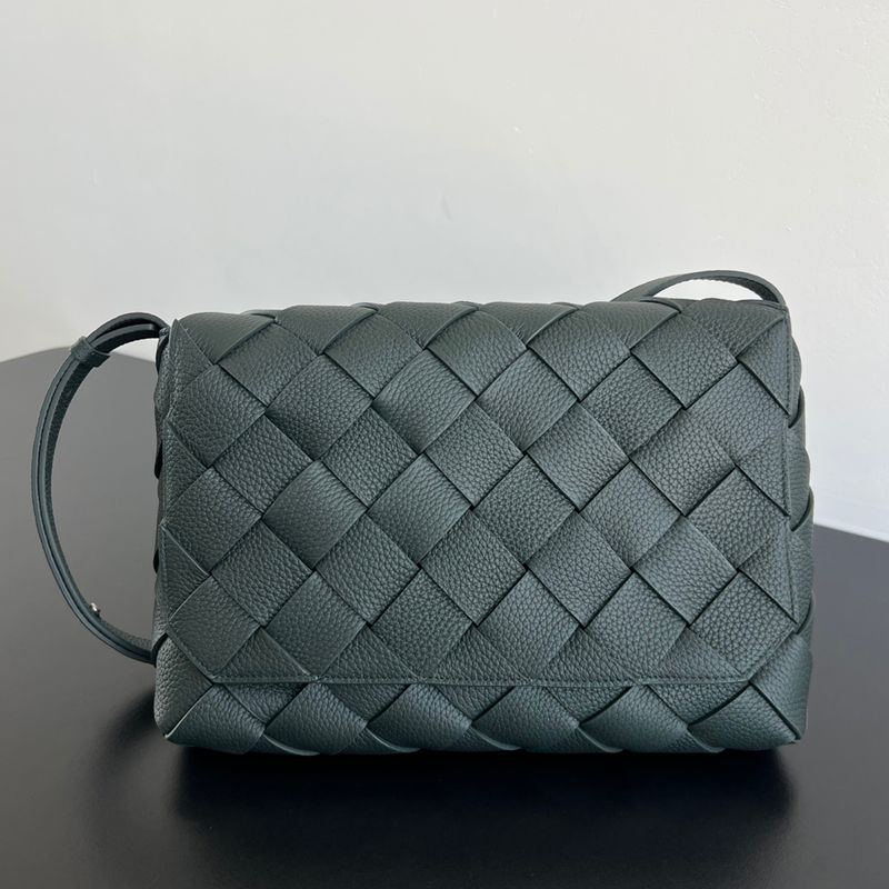 BOTTEGA VENETA ディアゴ レザーショルダー ラージ ユニセックス 32×21.5×5cm