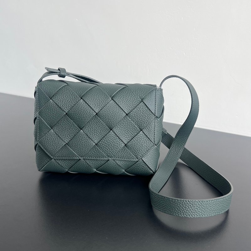 BOTTEGA VENETA ディアゴ グラニューレザー メンズショルダー ユニセックス 22.5×16.5×5.5cm