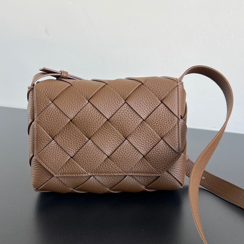 BOTTEGA VENETA ディアゴ レザーショルダーバッグ ユニセックス 22.5×16.5×5.5cm