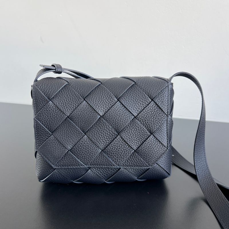 BOTTEGA VENETA ディアゴ グラニューレザー ショルダーバッグ ユニセックス 22.5×16.5×5.5cm