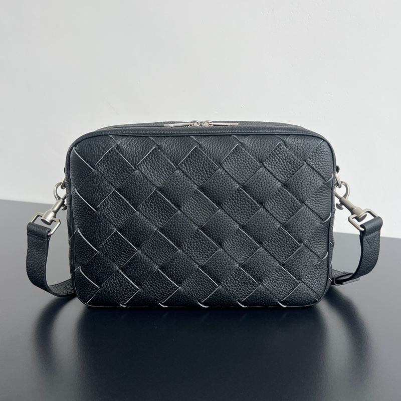 BOTTEGA VENETA カメラバッグ グラニューレザー メンズ 29×19.5×7.5cm