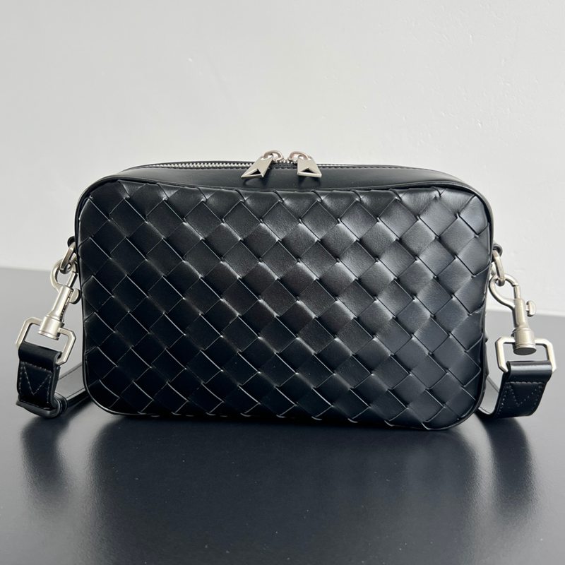 BOTTEGA VENETA イントレチャート カメラバッグ メンズ 24.5×15×6cm